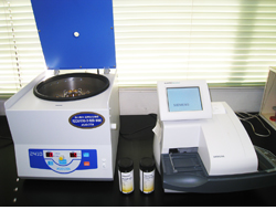 尿定性分析装置と沈渣用遠心機
